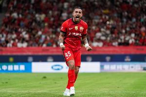 东体：大连英博主场草皮难算“合格”海港三外援不在最佳状态