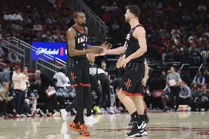 杜兰特+申京+阿门合计54中39得到96分 其余火箭队员38中10得28分