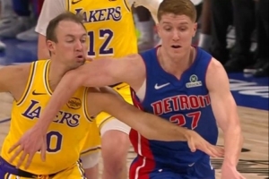 够拼！肯纳德争夺球权被许尔特肘到下巴流血 随后下场接受治疗