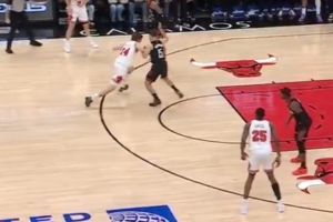 没死球无法换人！布泽利斯最后时刻大打小强吃谢泼德杀死比赛