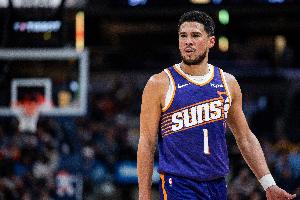 绝平三分不中！布克14中5拿到22分3板8助 被对手针对性包夹