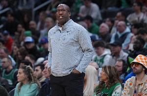 迈克·布朗：这场比赛节奏很怪 我们和鹈鹕谁也防不住对方