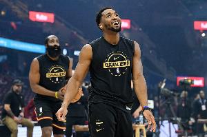 梅里尔：哈登和米切尔用各自独特的方式打出精彩表现 命中关键球