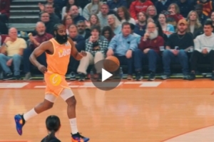 球迷此前：哈登本季还能扣吗？哈登晒今日赛季首扣：这球算不算？