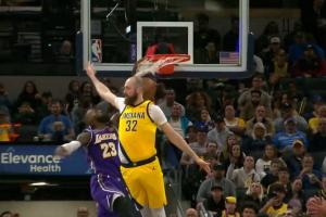 这TM41岁？？！詹姆斯一条龙对抗撞飞对手 左手再次隔扣赫夫2+1！