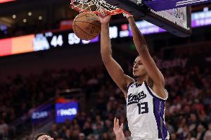 左脚踝扭伤！国王官方：基根·穆雷恢复良好 已获准参加接触训练