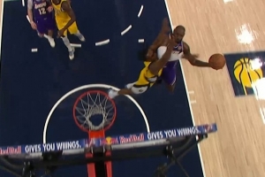 没有圆柱体！詹姆斯反击接球 对抗防守滑翔上篮命中