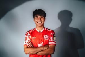 官方：美因茨买断24岁日本中场川崎飒太