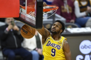 南湾湖人战胜苏瀑天空力量 布朗尼9分3板5助 克内克特19分4板2助