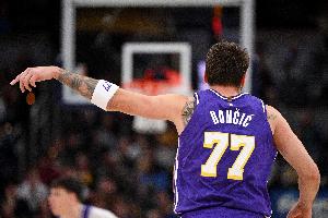 林书豪：东契奇喜欢从左向右胯下运球 然后撤步投篮或者右侧突破