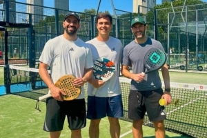 邮报：阿莫林与好友曼城总监维亚纳打板球，享受休闲时光