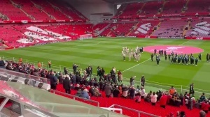 渣叔回归安菲尔德！克洛普走进场地内，引发全场球迷热烈欢呼