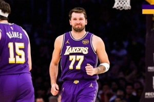 爆砍41+8！湖人官方赛后发布东契奇赢球海报+数据海报