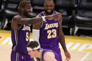 湖人VS篮网首发：拉拉维亚、詹姆斯、艾顿、里夫斯、东契奇