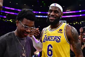 布莱斯就读的亚利桑那大学闯进疯三四强 詹姆斯祝贺：赢啦！