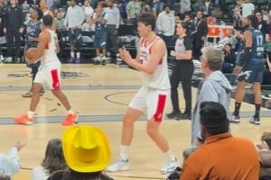 万！吐！斯瑞！佛！杨瀚森再用英文数数怒吼干扰发球 太逗了