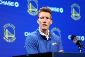 队记：即使勇士不是夺冠热门 球队也计划在休赛期“疯狂补强”