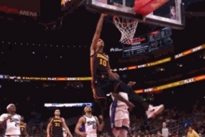 这太尴尬了！里萨谢反击蓄力劈扣直接砸飞出界 自己也摔出界