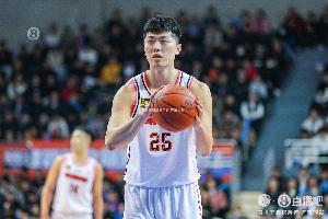 媒体人谈张皓嘉：广东各种转换快攻 防守型4号位打38分钟不别扭吗