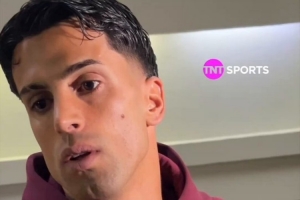 坎塞洛不满判罚：墨西哥球员一直拉拽我的球衣，但裁判没吹犯规