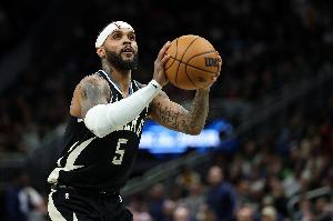 单核！特伦特半场12中6&三分10中5砍全场最高18分 队友无人上双