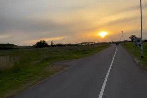 人字拖！一起跟随滑板上的库尼亚欣赏景色！