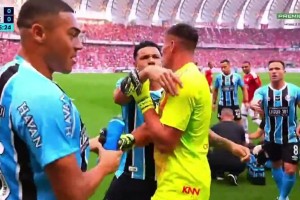 哈哈！格雷米奥球员喝水故意喷向对手，对手直接把水没收了！