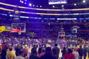 这次没搞砸！今天八村再次代替老詹执行魔性赛前仪式