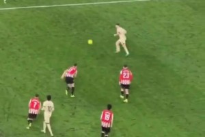 球星引力都有了！亚马尔一拿到球，就有多名球员迅速包围他