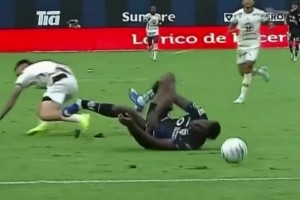 慎入！厄瓜多尔联赛球员飞铲对手导致重伤，他甚至还觉得自己冤