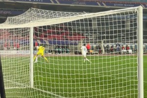 稳准狠！现场视角再看张玉宁兜射空门：方镜淇太过托大