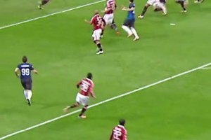 国米官推晒米兰德比经典进球：“岩石”头球击穿阿比亚蒂