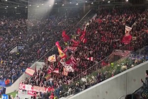 一呼百应！现场直拍：拜仁客场球迷助威声响彻新百伦竞技场！