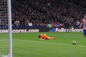 心态崩了！自己失误导致小蜘蛛空门后，金斯基捂脸羞愧趴地