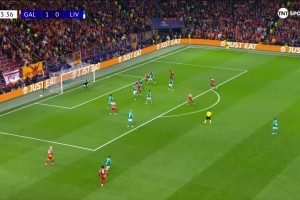 桑切斯禁区头球攻门！马马尔达什维利飞身神勇扑出！