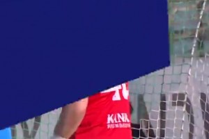 这楼居民看球不用买票，甚至还白赚一个足球