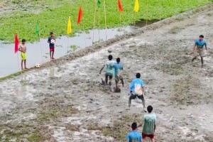 这场地条件也能踢球，这群小朋友是真爱啊