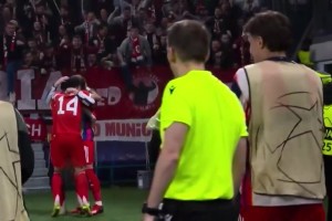 其利断金！杰克逊进球后，拜仁众将紧紧相拥！