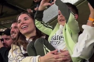 完美的一夜！巴尔韦德和看台上的妻子儿子互动