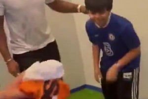 节目效果！名场面：德罗巴给小球迷签名后，小球迷亮出阿森纳球衣