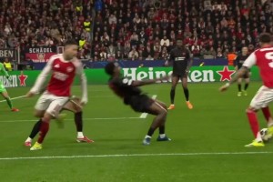 马丁内利带球突入禁区！因卡皮耶得球小角度打门太正！