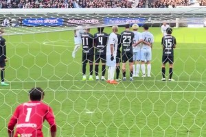 这任意球弧线太离谱了！从人墙缝隙中穿过