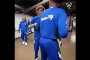 队内氛围独特！名场面：雄鹿昔日球员通道内的WWE！