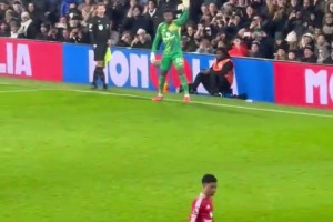 知己知彼？名场面：B费马上罚任意球，但镜头的焦点是奥纳纳~