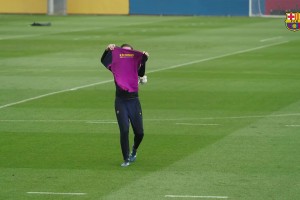 会整活！什琴斯尼秀脚法成功后模仿梅西举衣庆祝