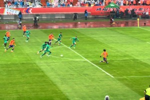 大漏洞！实拍：谢文能爆射破门前，恩科洛洛曾高速回追未果