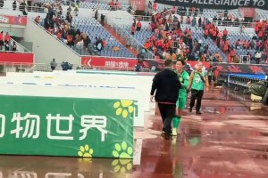 泰山青训培养的北京国安队员贾非凡，赛后低调谢场，祝福！