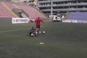 极致控球+神级假动作！那年13岁的亚马尔“羞辱”了守门员！