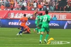 京鲁大战变近身肉搏，扯起衣服就是干！