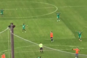 实拍：张玉宁门前抢射短暂扳平比分，国安球迷高喊“NB”